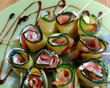 Foto del paso 2 de la receta: Rollitos de calabacín con queso de untar y salmón