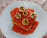 Foto del paso 4 de la receta: Ojos sangrantes (tostada de tomate y queso crema)