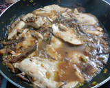 Foto del paso 3 de la receta: Filetes de pollo con setas y vino dulce ( Malaga virgen )