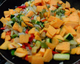Foto del paso 1 de la receta: Calabaza salteada con verduras y huevos fritos.