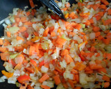 Foto del paso 2 de la receta: Caldito de pollo con verduras, pasta y huevo duro