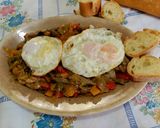 Foto del paso 3 de la receta: Calabaza salteada con verduras y huevos fritos.