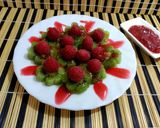 Foto del paso 4 de la receta: Fruta, flores de kiwi y frambuesas.