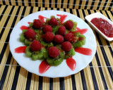 Foto del paso 4 de la receta: Fruta, flores de kiwi y frambuesas.