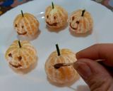 Foto del paso 1 de la receta: Fantasmas y calabazas (plátanos y mandarinas) Halloween