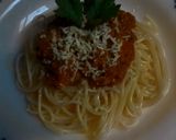 Foto langkah ke 2 dari resep spaghetti with Creamy bolognese sauce .