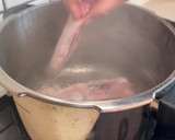 Foto del paso 1 de la receta: Manitas de cerdo con alubias