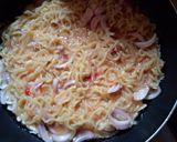 A picture of step 4 of Fried indomie.