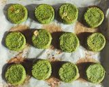 Foto del passaggio 11 della ricetta Insalata colorata di frutti e noci con mini burger di quinoa spinaci e ricotta
