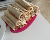 Foto del paso 3 de la receta: Rollitos de salmón con queso crema finas hierbas