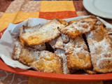 Chiacchiere di carnevale servite con ricotta