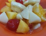 Foto del paso 1 de la receta: 🍒 🍎🍌🍊Ensalada de frutas con hojas frescas de menta y melisa