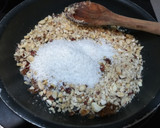 Foto del paso 2 de la receta: Granola de frutos secos y coco con dátiles, hecha en sartén