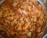 Foto del paso 4 de la receta: Pollo deshebrado con papas en salsa roja