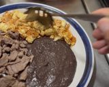 Foto del paso 8 de la receta: Huevos Revueltos, Bistec y Frijoles Negros Refritos