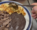 Foto del paso 8 de la receta: Huevos Revueltos, Bistec y Frijoles Negros Refritos