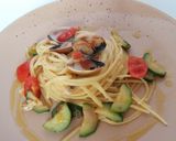 Foto del passaggio 5 della ricetta Linguine vongole di mare zucchine e pomodorini