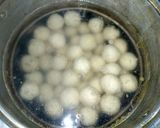 Foto langkah ke 2 dari resep Cilok Kuah Telur Pedas.