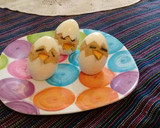 Foto del paso 10 de la receta: Huevos rellenos de atún (pollitos saliendo del cascarón)👍💕🐣🐣