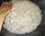 Foto del paso 3 de la receta: Pollo con espinacas, piñones y leche evaporada