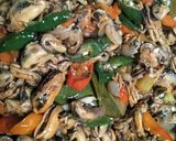 Foto langkah ke 4 dari resep Tumis kerang.