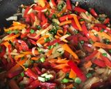 Foto del paso 2 de la receta: Tirabuzones con salsa de pollo 😋