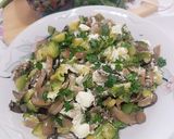 Foto del passaggio 4 della ricetta Zucchine, funghi e feta