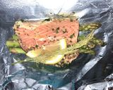 Foto del paso 6 de la receta: Salmón a las Hierbas Finas Empapelado a la Sonorense