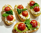 Foto del paso 6 de la receta: Tostas con queso cottage, tomatitos cherry, guacamole y más