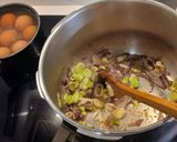 Foto del paso 2 de la receta: Potaje Tradicional de Lentejas a Fuego Lento con Col Asiática y Huevos Laqueados