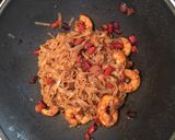 Foto del paso 4 de la receta: Noodles con langostinos al estilo asiático