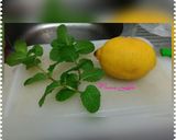 Foto langkah ke 1 dari resep Inflused water lemon mint.