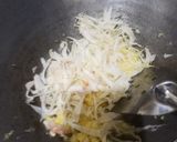 Foto langkah ke 2 dari resep Nasi Goreng Udang Telur praktis.