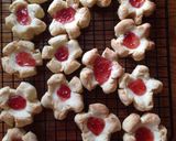 Hình bước làm 5 của món Plum Blossom Cookies( Bánh quy hoa hình hoa mận) 