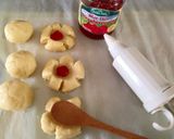 Hình bước làm 3 của món Plum Blossom Cookies( Bánh quy hoa hình hoa mận) 