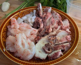 Foto del paso 1 de la receta: Arroz meloso de pulpo y gambones al ajillo