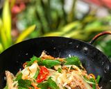 Hình bước làm 3 của món Gỏi Tai Mui Heo Trộn Hành Tây Rau Răm
