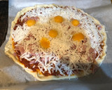 Foto del paso 2 de la receta: Pizza con salsa napolitana bacon, jamón dulce y huevos de codorniz