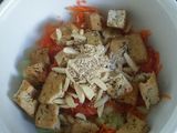 Ensalada de tofu con verduras y semillas