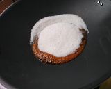Foto langkah ke 1 dari resep Bolu karamel/sarang semut ekonomis,kenyal enak, jualan juga bisa.