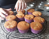 Foto del paso 14 de la receta: Cupcakes de pera relleno de bombón