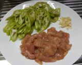 รูปขั้นตอนการทำที่ 1 ของ ไก่ผัดพริกหนุ่ม