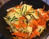 Une image de l'étape 3 de Tagliatelles de courgettes et carottes au bouillon de poisson.