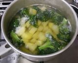 Foto langkah ke 1 dari resep Baked potato cheese and broccoli.