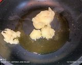 Foto del paso 2 de la receta Huevos fritos sobre torta de patata