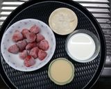 รูปขั้นตอนการทำที่ 1 ของ Strawberry Smoothie