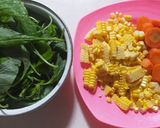 Foto langkah ke 1 dari resep Sayur bening bayam + wortel + jagung manis.