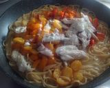 Foto del passaggio 5 della ricetta Linguine con orata, peperoni, datterini gialli e pistilli di zafferano