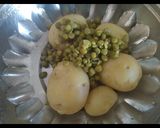 A picture of step 2 of Potatoes and green peas paratha.