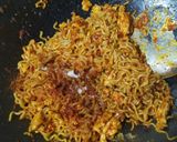 Foto langkah ke 5 dari resep Indomie Goreng Nyemek Simpel.